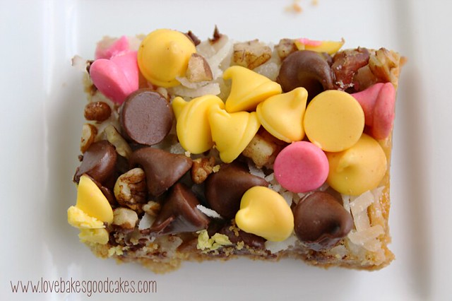 ¡Spring Magic Cookie Bars es una linda barra de chocolate con galletas de coco, nueces y bocados de primavera! #galleta #barra #coco #chocolate