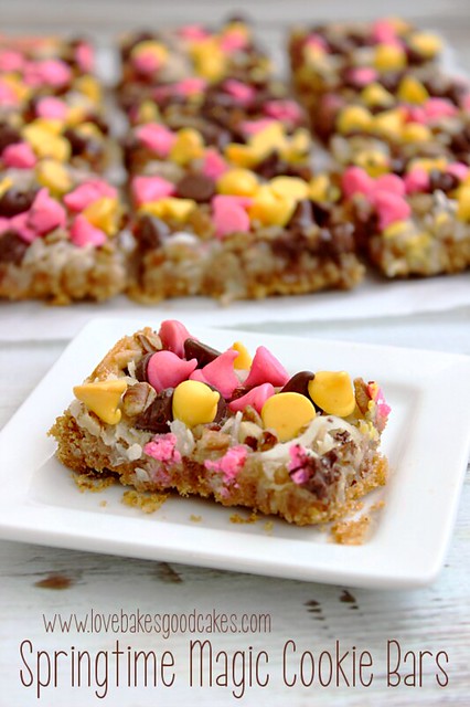¡Spring Magic Cookie Bars es una linda barra de chocolate con galletas de coco, nueces y bocados de primavera! #galleta #barra #coco #chocolate