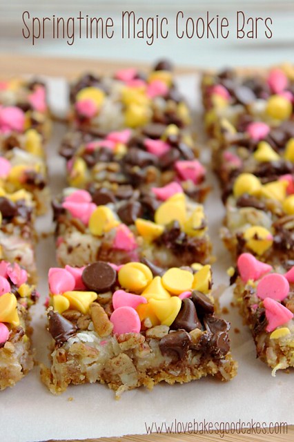 ¡Spring Magic Cookie Bars es una linda barra de chocolate con galletas de coco, nueces y bocados de primavera! #galleta #barra #coco #chocolate