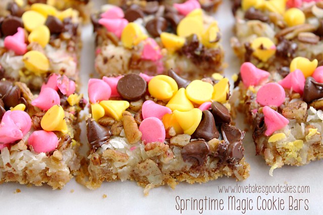 ¡Spring Magic Cookie Bars es una linda barra de chocolate con galletas de coco, nueces y bocados de primavera! #galleta #barra #coco #chocolate