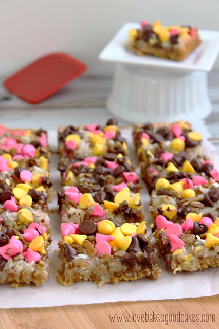 ¡Spring Magic Cookie Bars es una linda barra de chocolate con galletas de coco, nueces y bocados de primavera! #galleta #barra #coco #chocolate