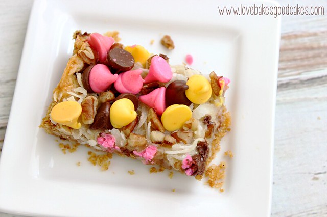 ¡Spring Magic Cookie Bars es una linda barra de chocolate con galletas de coco, nueces y bocados de primavera! #galleta #barra #coco #chocolate