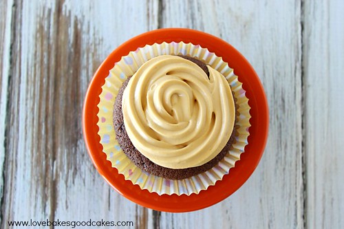 Cupcakes de chocolate mexicano con glaseado de dulce de leche y queso crema #cupcakes #postre #mexicano #cocolate
