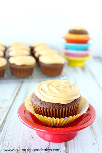 Cupcakes de chocolate mexicano con glaseado de dulce de leche y queso crema #cupcakes #postre #mexicano #cocolate
