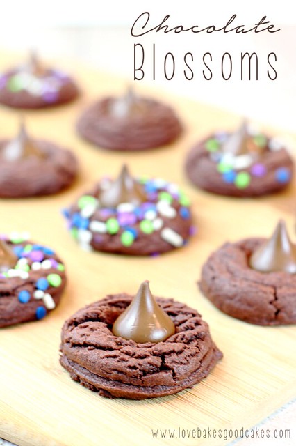 Flores de chocolate: ¡un brownie de chocolate suave con un dulce Hershey's Kiss en el medio! #galletas de chocolate #cocina