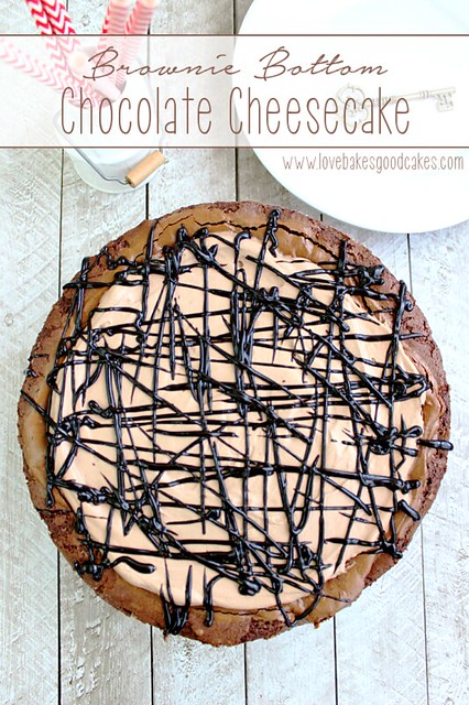 Pastel de queso y chocolate con fondo de brownie: ¡chocolate, chocolate y más chocolate! ¡No para los débiles de corazón! #chocolate #brownie #cheesecake