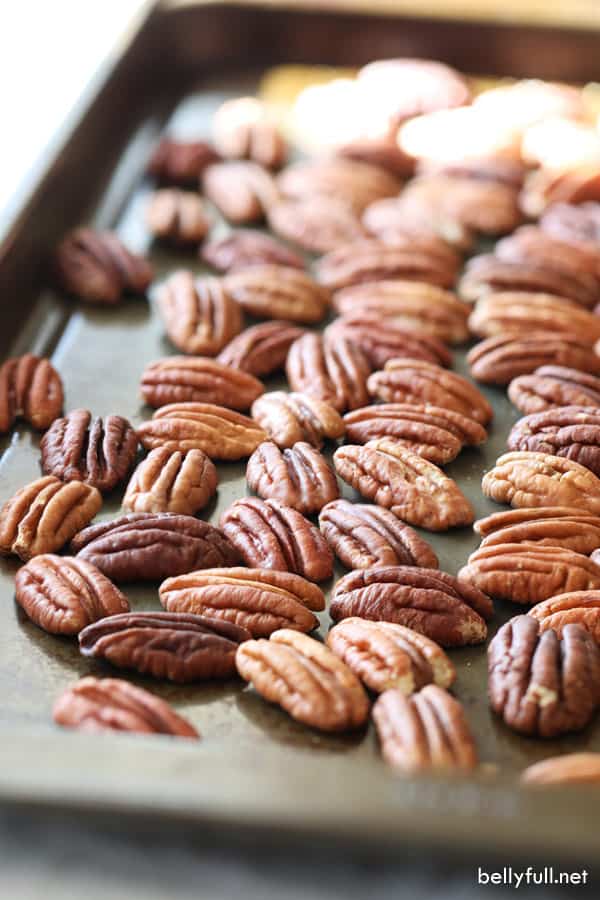 mitades de nueces tostadas en la bandeja para hornear