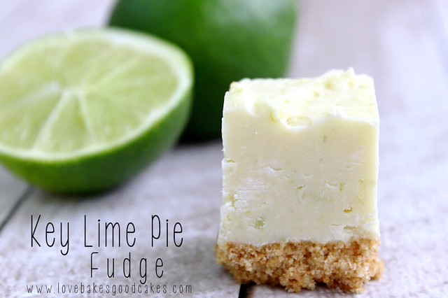 Fudge de tarta de limón - ¡Receta fácil!  ¡No se necesita termómetro!  ¡Hazlo con o sin la corteza de galleta graham!  #fudge #keylime #fácil
