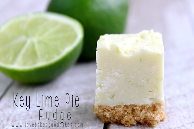 Fudge de tarta de limón - ¡Receta fácil! ¡No se necesita termómetro! ¡Hazlo con o sin la corteza de galleta graham! #fudge #keylime #fácil