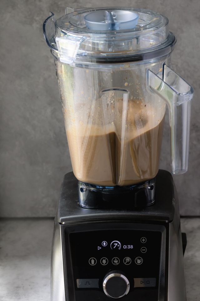Batido de café para el desayuno se mezcla en VItamix