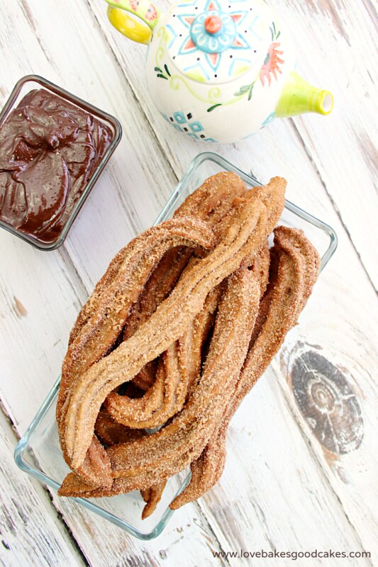 Churros Mexicanos de Chocolate con Salsa - ¡un manjar mexicano simple y delicioso que recibe un toque extra del Mate Café con Crema de Chocolate Mexicano Abuelita®! #LatinTouchCGC