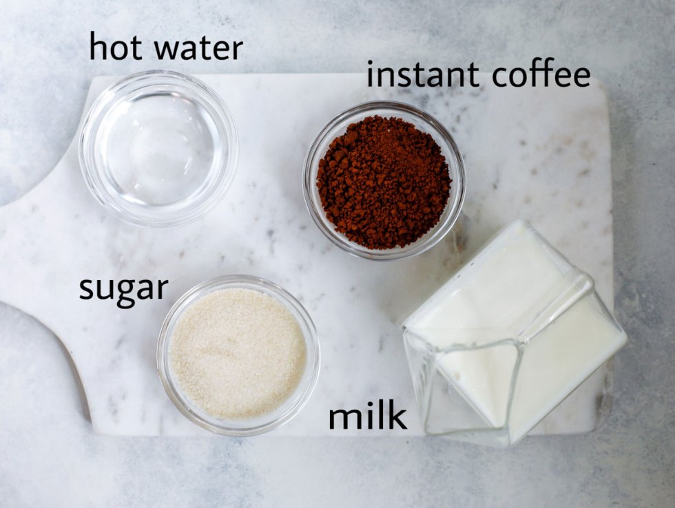 ingredientes de café mezclados, azúcar, café instantáneo, agua caliente, leche