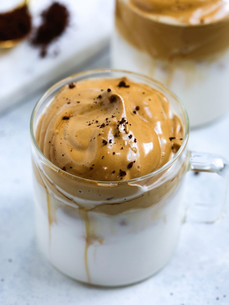 Decora el café en una taza con café instantáneo