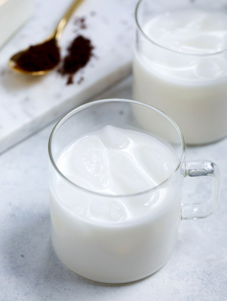 un vaso de leche con hielo