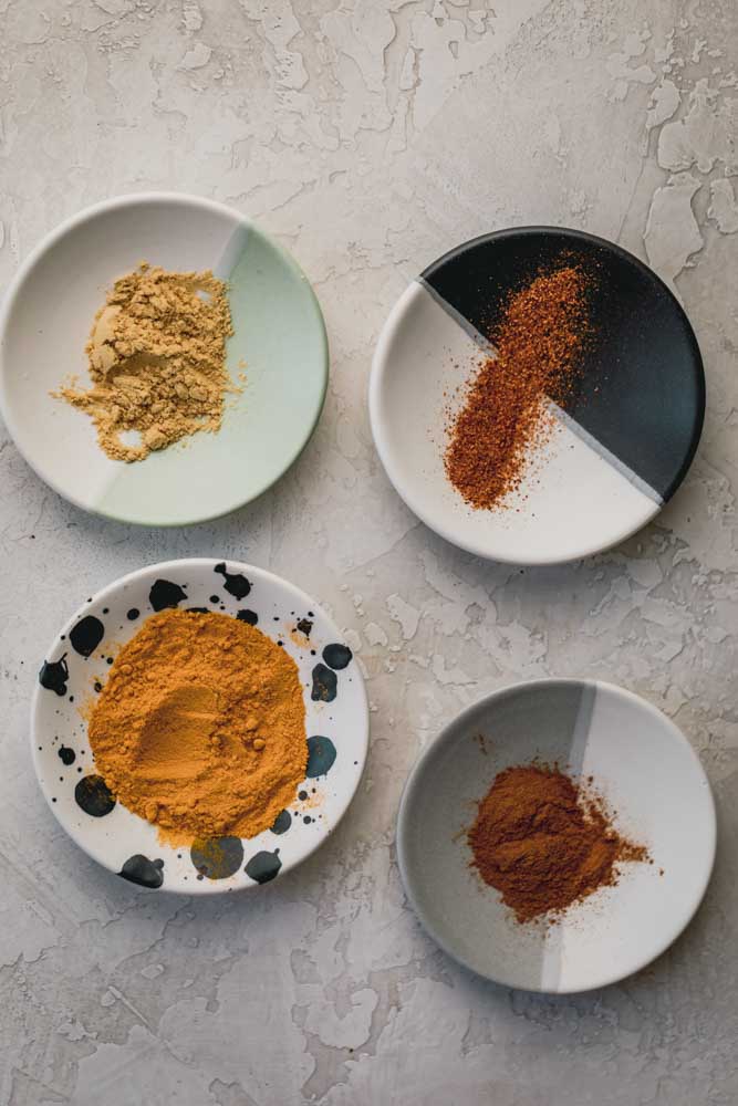4 platillos con cúrcuma, jengibre, canela y pimienta de cayena cada uno