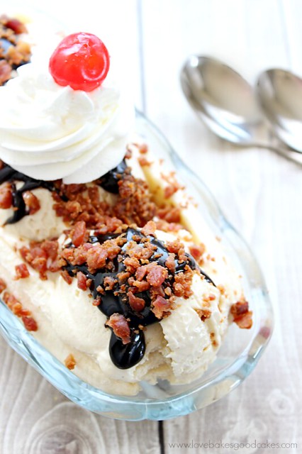 ¡Este Elvis Banana Split tiene una banana split, helado casero de mantequilla de maní, salsa de fondant caliente, tocino desmenuzado, cubierto con crema batida azucarada y una cereza! #baconmonth #putsomepiginit #bacon #peanutbutter #chocolate