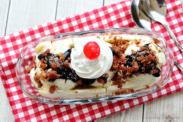 ¡Este Elvis Banana Split tiene una banana split, helado casero de mantequilla de maní, salsa de fondant caliente, tocino desmenuzado, cubierto con crema batida azucarada y una cereza! #baconmonth #putsomepiginit #bacon #peanutbutter #chocolate