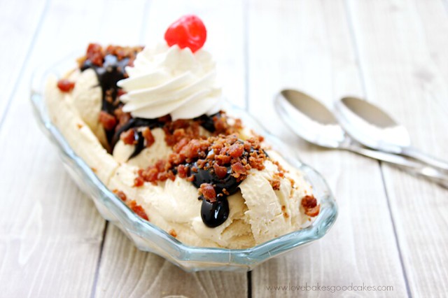 ¡Este Elvis Banana Split tiene una banana split, helado casero de mantequilla de maní, salsa de fondant caliente, tocino desmenuzado, cubierto con crema batida azucarada y una cereza! #baconmonth #putsomepiginit #bacon #peanutbutter #chocolate