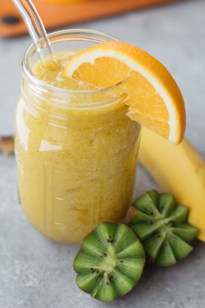 El batido al sol se elabora exclusivamente con fruta fresca, como mango, plátano, kiwi, naranja y zumo de naranja recién exprimido. Está repleto de vitamina C para darle un impulso de energía para comenzar el día o rejuvenecer al mediodía. ¡Es bajo en grasa, vegano y súper fácil de preparar!