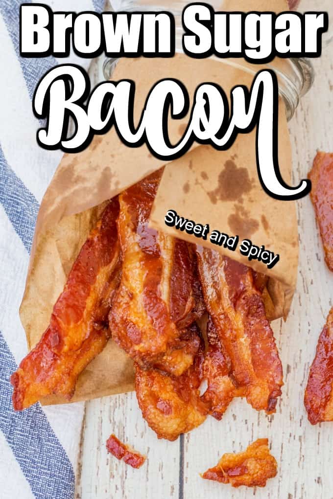 Este increíble tocino con azúcar moreno lleva tu desayuno o brunch a un nivel completamente nuevo. ¡Nos encanta la dulzura picante! #brownsugarbacon #tocinodulceypicante