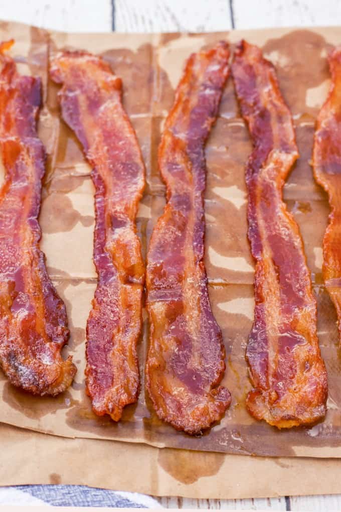 Brown Sugar Bacon vaciado sobre papel marrón