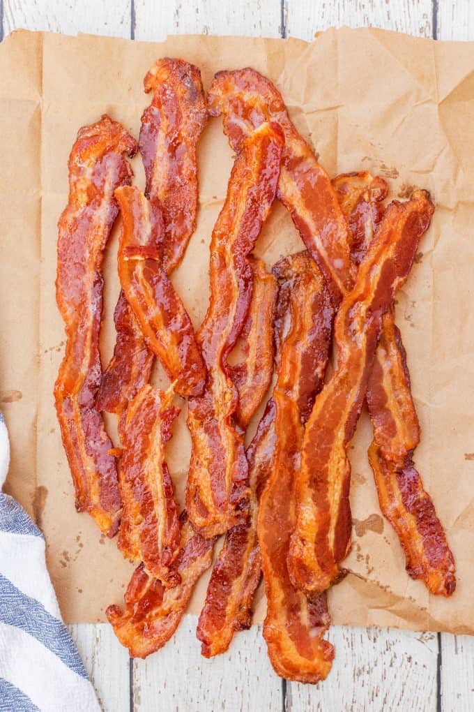 Sobrecarga de tocino en una bolsa de papel