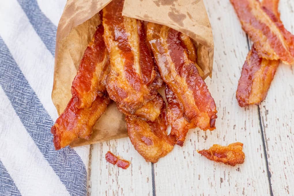 Primer plano de tocino de azúcar moreno