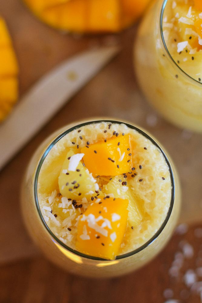 Este licuado de coco, piña y mango es muy refrescante en los calurosos días de verano. Está hecho con 3 ingredientes simples: fresco o congelado, ¡sigue siendo fabuloso!