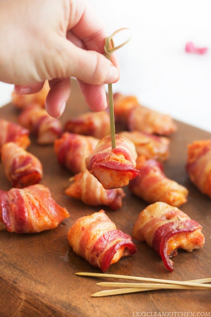 Trozos de pollo envueltos en tocino de limón Sriracha
