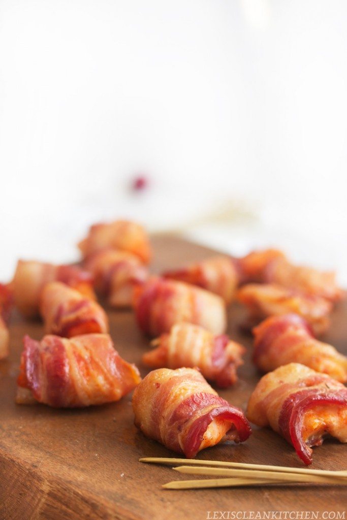 Trozos de pollo envueltos en tocino de limón Sriracha