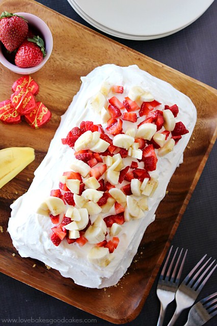 Pastel helado de chocolate, plátano y fresa: un postre decadente lleno de obleas de chocolate amargo, plátanos, fresas y graham. #DoveTastemaker #nobake #SummerDessert