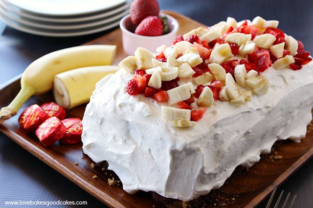 Pastel helado de chocolate, plátano y fresa: un postre decadente lleno de obleas de chocolate amargo, plátanos, fresas y graham. #DoveTastemaker #nobake #SummerDessert