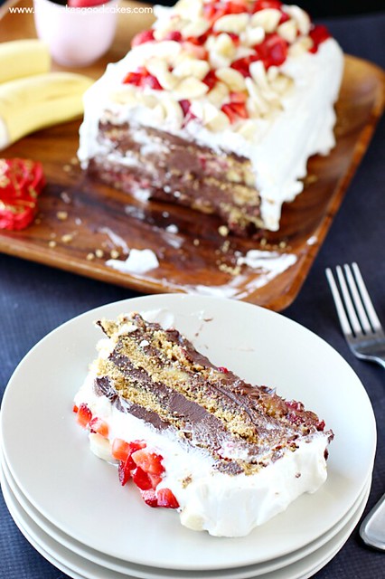 Pastel helado de chocolate, plátano y fresa: un postre decadente lleno de obleas de chocolate amargo, plátanos, fresas y graham. #DoveTastemaker #nobake #SummerDessert
