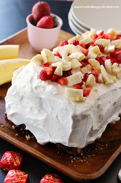 Pastel helado de chocolate, plátano y fresa: un postre decadente lleno de obleas de chocolate amargo, plátanos, fresas y graham. #DoveTastemaker #nobake #SummerDessert