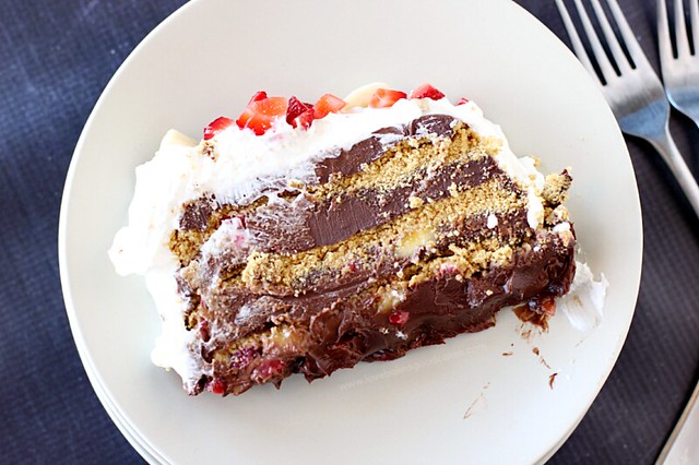 Pastel helado de chocolate, plátano y fresa: un postre decadente lleno de obleas de chocolate amargo, plátanos, fresas y graham. #DoveTastemaker #nobake #SummerDessert