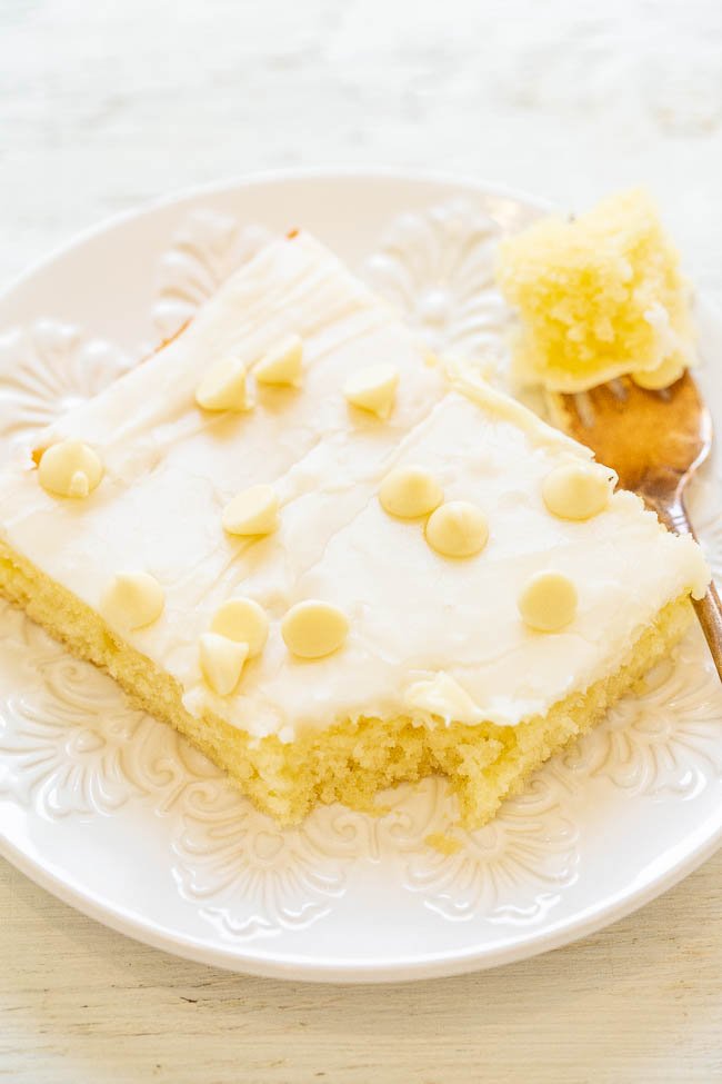 Pastel de chocolate con chocolate blanco: ¡un pastel rápido, FÁCIL, sin amasar, suave, esponjoso, esponjoso, que se derrite en la boca! ¡El toque de chocolate blanco en un pastel de chocolate tradicional de Texas es DELICIOSO! Un pastel de fiesta perfecto!!
