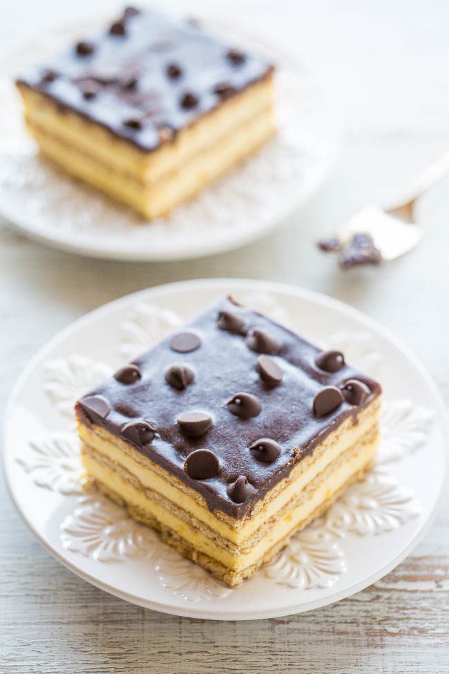 Boston Cream Icebox Cake en un plato blanco