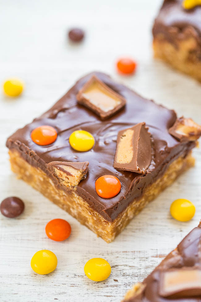 Dulces de chocolate con mantequilla de maní sobre superficie de madera