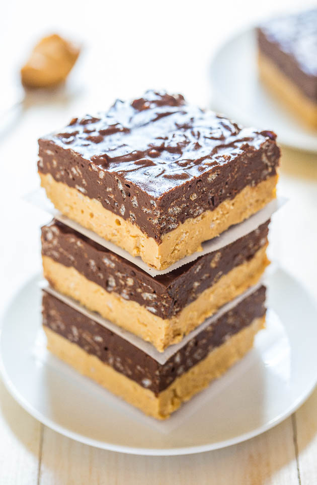 Pila de barras de chocolate con mantequilla de maní en un plato blanco