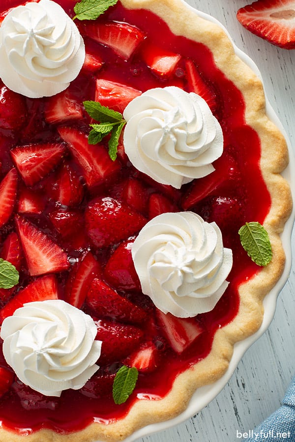 primer plano de toda la tarta de fresa con montones de crema batida