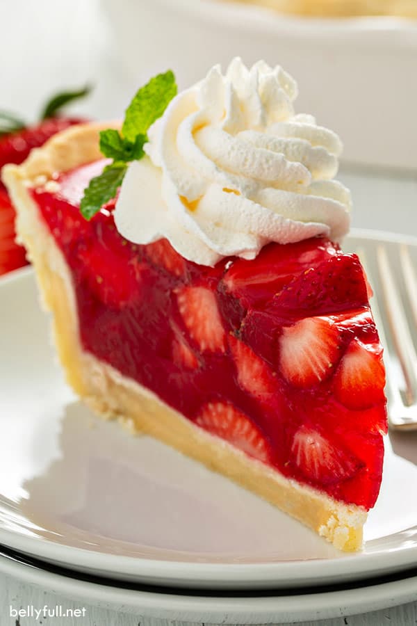 rebanada de pastel de fresa con crema batida