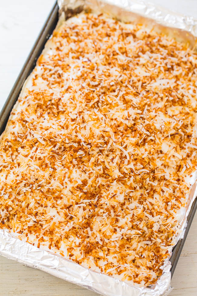 Pastel de coco con caramelo: ¡un pastel súper húmedo increíblemente FÁCIL gracias a una mezcla cremosa de caramelo que se destaca en el pastel! Cubierto con coco tostado crujiente, ¡este pastel es un DELICIOSO ganador!