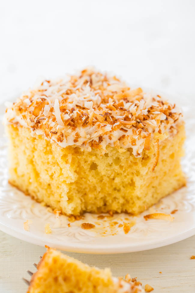 Pastel de coco con caramelo: ¡un pastel súper húmedo increíblemente FÁCIL gracias a una mezcla cremosa de caramelo que se destaca en el pastel! Cubierto con coco tostado crujiente, ¡este pastel es un DELICIOSO ganador!