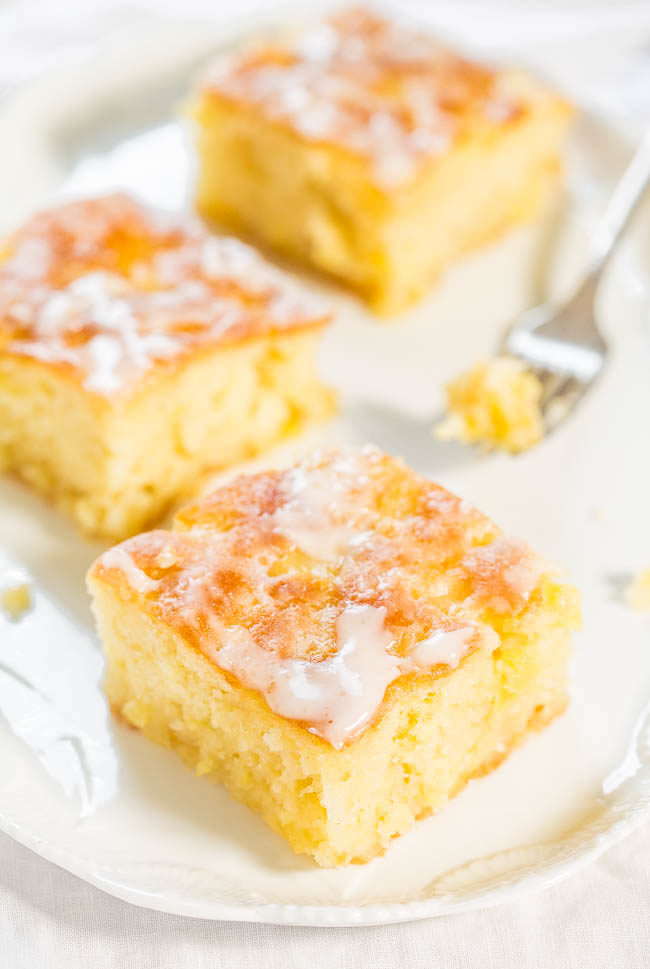 Pastel de piña con glaseado de piña: rápido, fácil, un tazón, sin batidora, ¡pastel desde cero que es más fácil que una mezcla! ¡El glaseado empapa cada centímetro y estarás en el CIELO de piña jugosa!