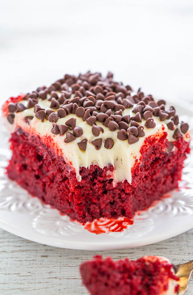 Pastel de terciopelo rojo con glaseado de queso crema en un plato blanco