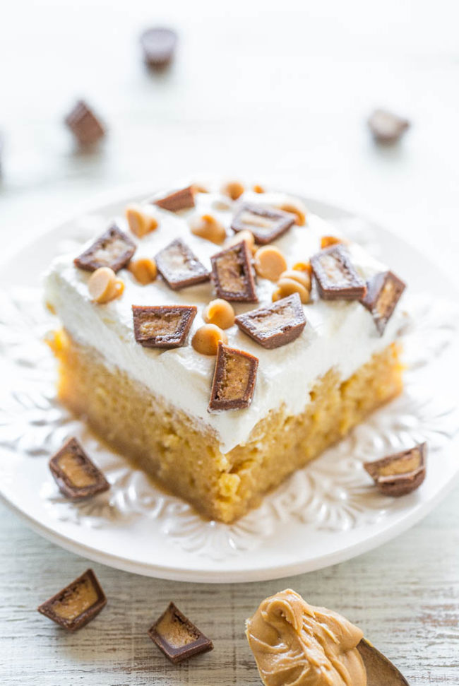Pastel de mantequilla de maní mejor que cualquier cosa: un sueño para los amantes de la mantequilla de maní: ¡PB, chips de PB y tazas de PB! ¡Un pastel fácil, sin batidora, empapado en caramelo para mantenerlo súper húmedo! ¡Hace honor a su nombre y sabe INCREÍBLE!