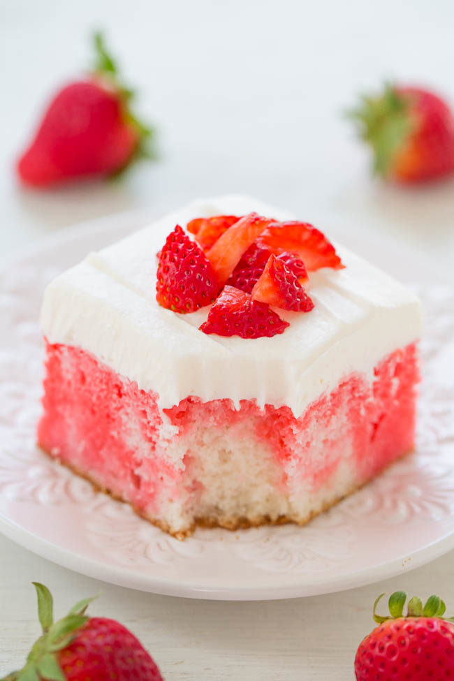 Pastel de pudín de fresa y crema en un plato blanco