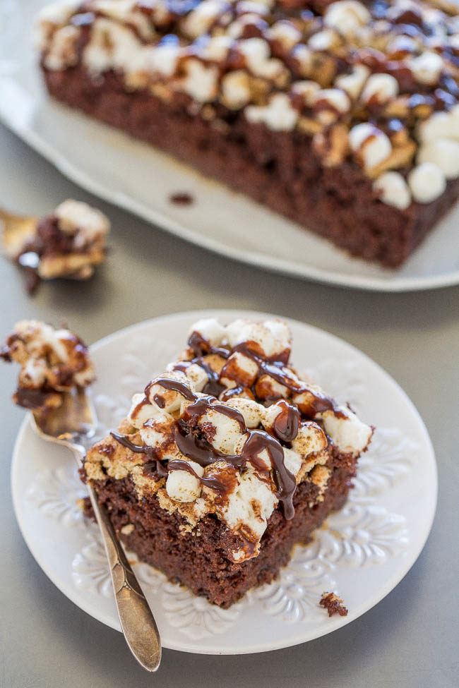 S'mores Poke Cake en un plato blanco