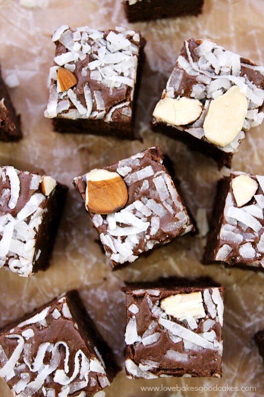 ¡Este fondant de coco y almendras es una receta de fondant rápida, fácil y deliciosa, perfecta para un regalo o algo especial en cualquier momento! ¡Casi infalible!