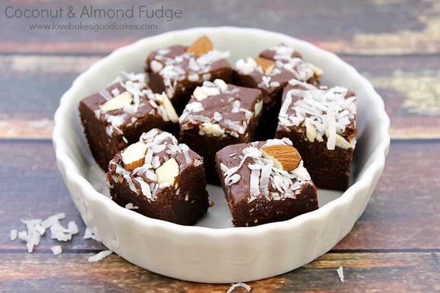 ¡Este fondant de coco y almendras es una receta de fondant rápida, fácil y deliciosa, perfecta para un regalo o algo especial en cualquier momento!  ¡Casi infalible!